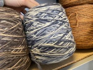 Garn 100% uld- hel cone som foto