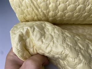 Fastvævet quiltet stof - pastel gul