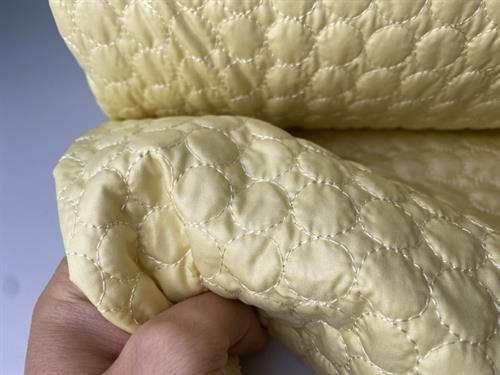 Fastvævet quiltet stof - pastel gul