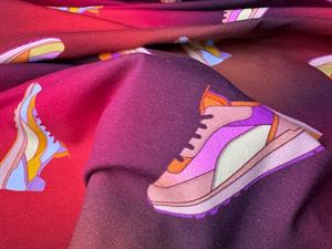 Bomuldsjersey - marble red med sneakers