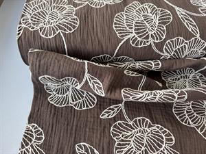 Dobbelt gauze - smukke broderede blomster på brun bund