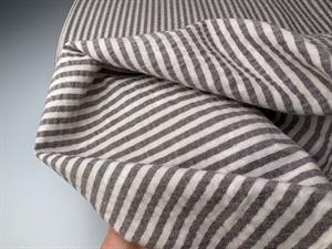 Bæk og bølge - lækre striber i brun / offwhite, diskret print