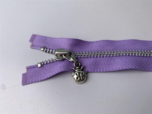 Lynlås - 2-vejs, lyselilla med sølv metaltænder, 33 cm