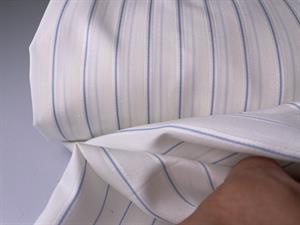 Skjortepoplin - garnfarvede striber i lyseblå og offwhite
