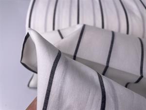 Skjortepoplin - garnfarvede striber i mørkegrå på offwhite bund