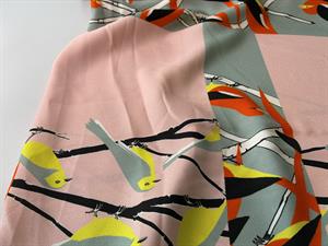 Fastvævet - rosa med fine fugle, crepet