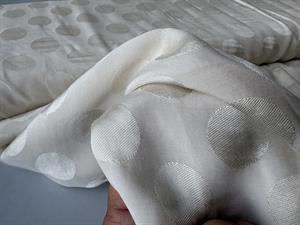 Jacquardvævet viscose - creme polkaprikker