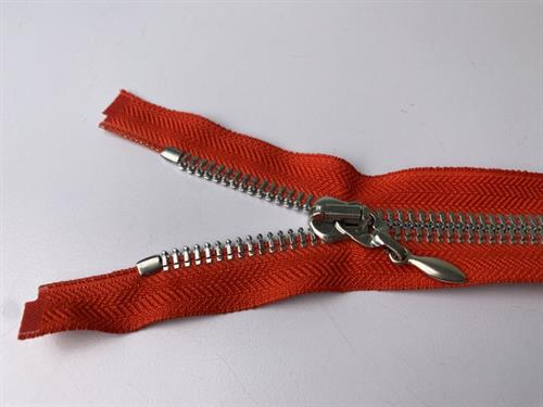 Lynlås - 2-vejs, orangerød med grove sølv plasttænder, 42 cm