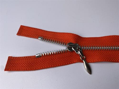 Lynlås - 2-vejs, orangerød med sølv metaltænder, 42 cm