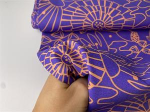 Fastvævet bomuldspoplin - store blomstermotiver på lilla bund