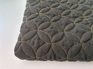 Quiltet møbelstof - graphite black i hør look