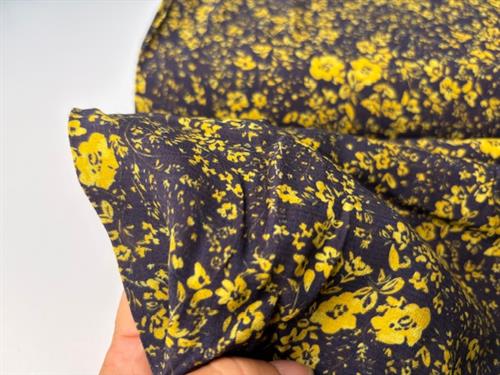Fastvævet viscose - fine gule blomster på sort bund 