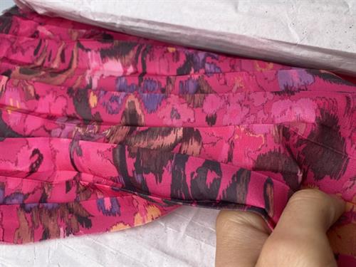 Plisseret - pink med abstrakte motiver