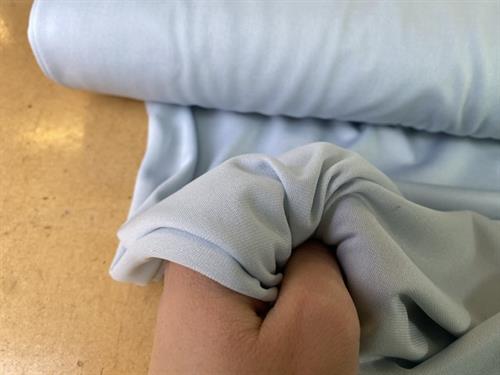 Polyesterjersey i mesh - sart lyseblå