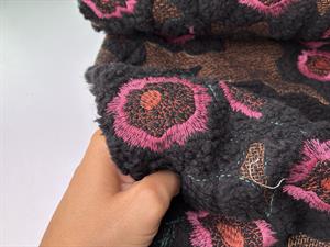 Curly teddy - embroidery black & pink