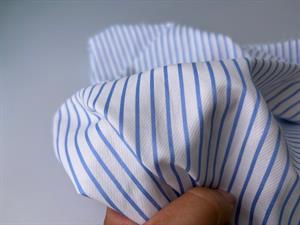 Skjortepoplin - jacquardvævet med striber i lyseblå og offwhite 