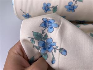 French terry - creme med yndige blå blomster 