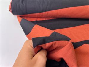 Tynd bomuldsjersey - brede striber i sort og terracotta