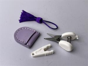 Minisaks - lilla og med fint lille etui, 4 cm