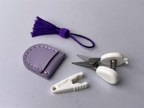 Minisaks - lilla og med fint lille etui, 4 cm