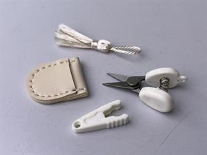 Minisaks - beige og med fint lille etui, 4 cm
