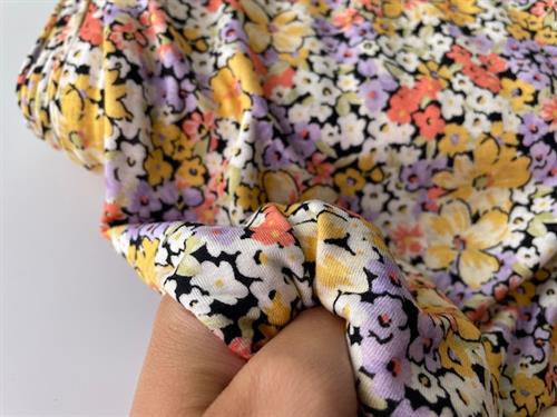 Viscosejersey - yndige blomster på sort bund 