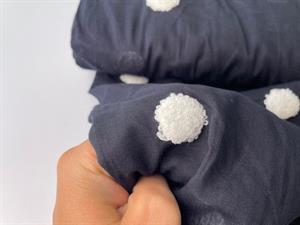 Bomuldsvoile - sort med fine bomber i offwhite 