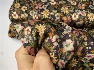 Satinvævet viscose - fine blomster i lækre toner, rest på 1,25