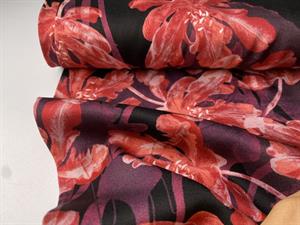 Satinvævet viscose - smukke blomster i røde toner