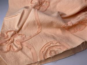 Fastvævet bomuld - lys pudderrosa med effektblomster