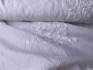 Fastvævet polyester - let og tynd med effektblomster