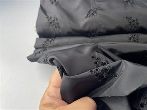 Polyester taft - i sort med hulbroderi