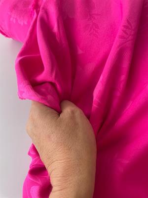 Fastvævet viscose - pink med blomster