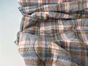 Quiltet stof - lysegrå med tern i fine farver og lysegrå bagside, kommer igen