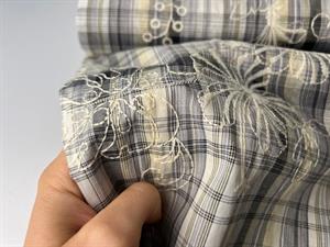 Fastvævet bomuld - lækre tern med broderede blomster