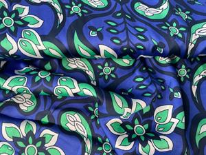 Fastvævet polyester satin - grafiske mønstre i grønne og blå toner