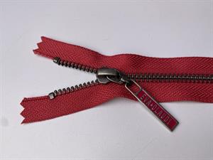 Lynlås - ikke delbar, mørk rød med metaltænder, 15 cm