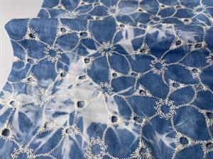 Broderie anglaise - batik i lækker denimblå