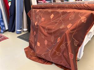 Taft - silkelook, cognac med broderier