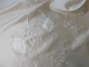 Taft - silkelook, creme med broderier