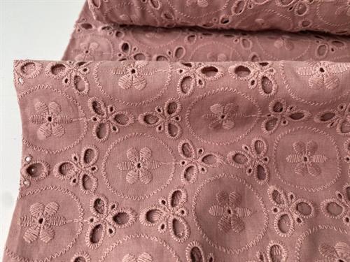 Broderie anglaise - flot blomstermotiv i lyng