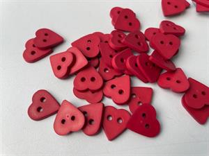 Helt rør med 50 knapper - lille fin hjerteknap i varm rød 15 mm