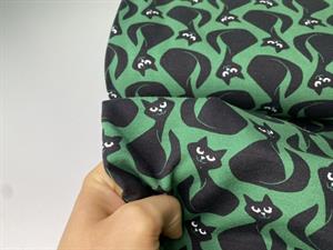 French terry - søde sorte katte på mørkegrøn bund