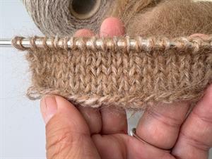Kit til PetiteKnit Ivy Sweater - smørblød i fantastisk flot karamel