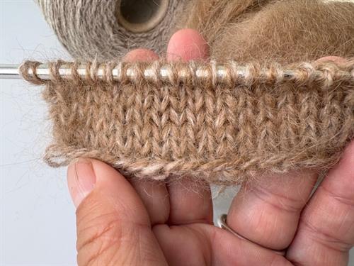 Kit til PetiteKnit Ivy Sweater - smørblød i fantastisk flot karamel