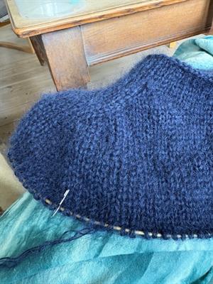 Kit til PetiteKnit Ivy Sweater - smørblød i fantastisk flot marine
