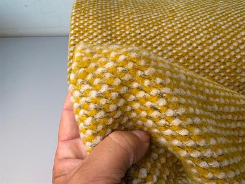 Heavy knitted wool mix - fantastisk lækker struktur i okker / offwhite