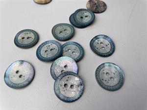 Perlemorknap -  med lille blå kant og mønster, 16 mm