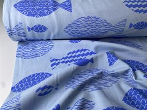 Bomuldsjersey - blå fisk på lyseblå bund