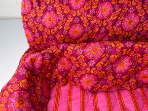 Quiltet stof - smukke blomster i pink og orange